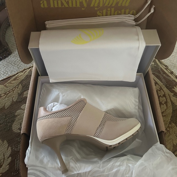 Sneex - size 8 / color - sand / Spanx - Picture 1 of 4